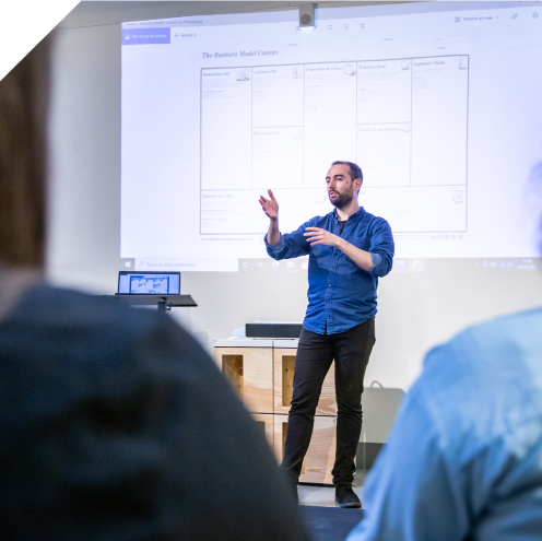 personne deavnt une présentation d'un modèle écononomique